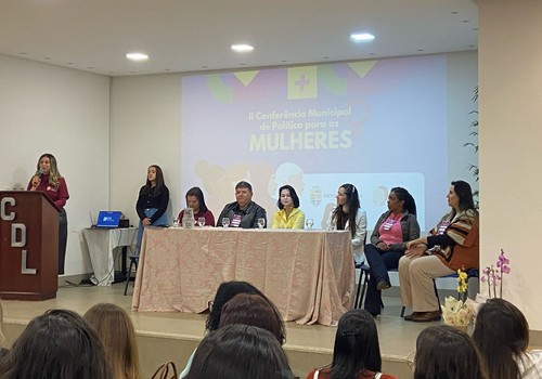 Conferência debate políticas públicas e desafios enfrentados pelas mulheres em Patos de Minas