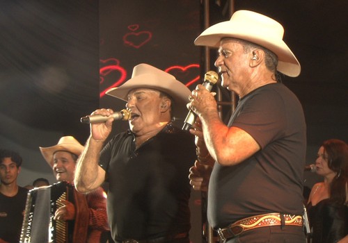 Na boca da multidão: Gino e Geno cantam o sucesso "Bebo pa carai"; veja ao vivo