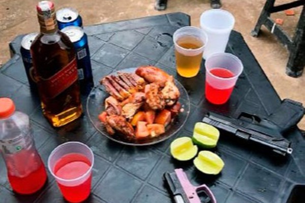 "Ostentação" de armas e drogas nas redes sociais termina com família presa em Patos de Minas