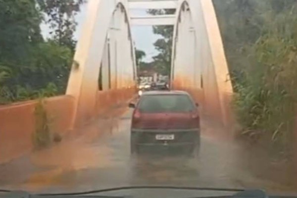 Estreita, Ponte do Arco trava quando dois motoristas tentam atravessar ao mesmo tempo