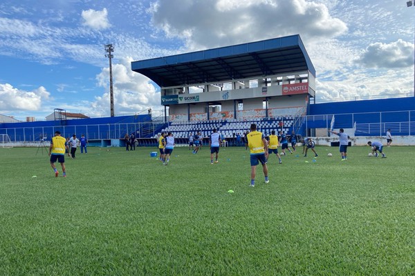 Primeiros contratados pela URT são apresentados e treinam pela primeira vez