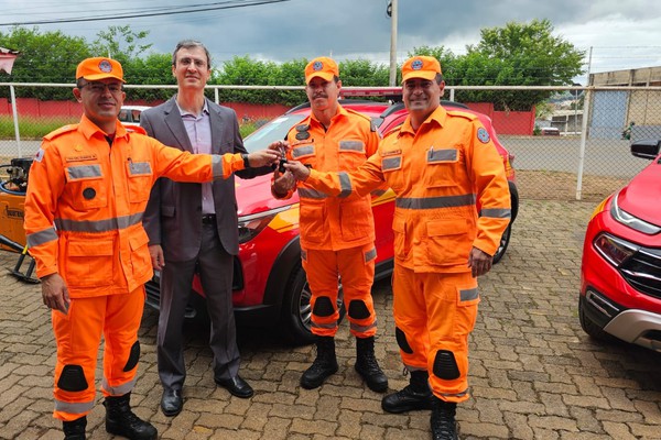 MPMG e MPTMG entregam viaturas e equipamentos ao Corpo de Bombeiros