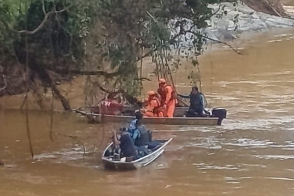 Pescadores encontram corpo humano em decomposição no Rio Paranaíba e acionam bombeiros