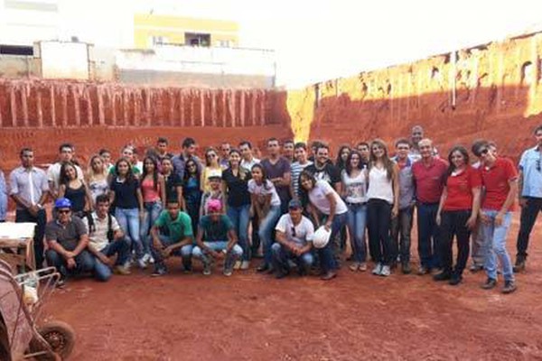 Alunos de engenharia civil da FPM visitam obra da nova agência da Caixa Econômica