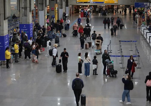 Turismo internacional no Brasil bate recorde em 2025