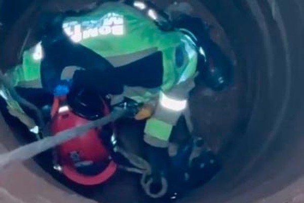 Bombeiros se arriscam em cordas e resgatam cãozinho que caiu em cisterna de 13 metros