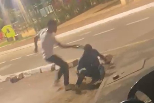 Vídeo mostra homem sendo agredido com garrafada na cabeça durante briga na orla da Lagoa Grande