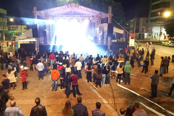 Com os louvores na ponta da língua, o público canta junto em frente ao palco prinicipal