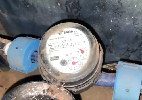 Morador mostra hidrômetro marcando consumo mesmo sem ter água em casa; veja