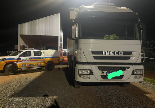 Polícia evita furto de carga de algodão avaliada em R$370 mil e prende homem na BR146, em Patos de Minas