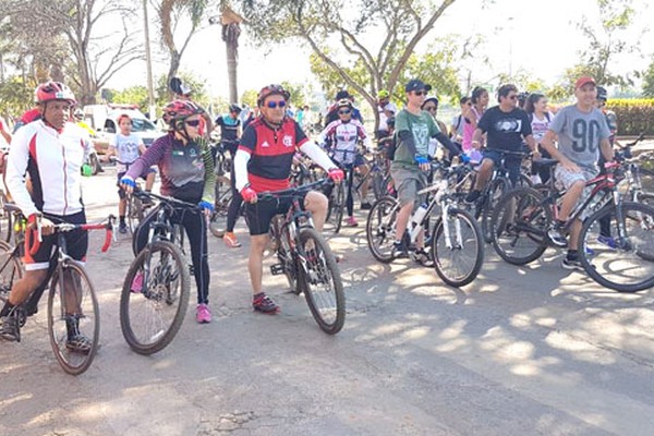 Jovens, adultos e crianças comemoram o Dia do Ciclista com passeio pelas ruas da cidade