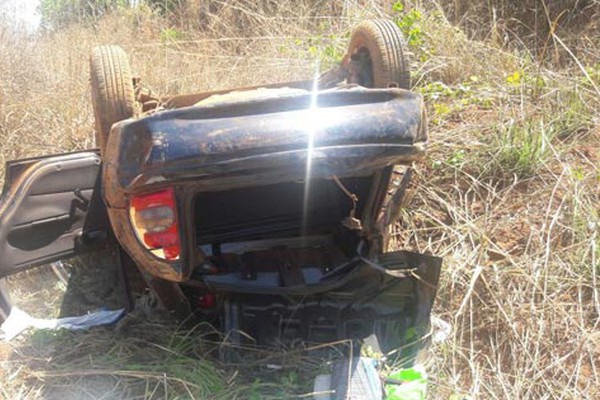 Veículo sai da pista e capota na MGC 354 deixando o motorista e duas crianças feridos
