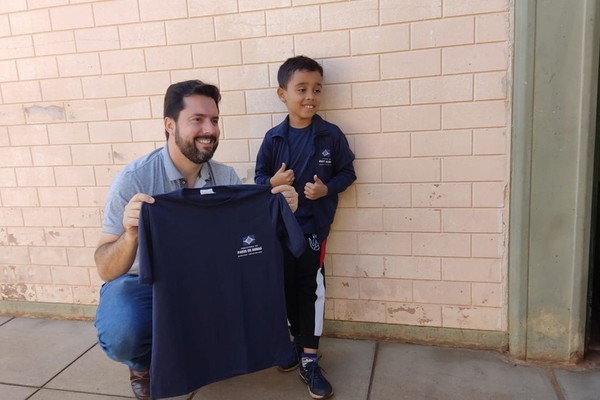Alunos da rede municipal vão receber uniforme, agasalho e kit de materiais escolares este ano