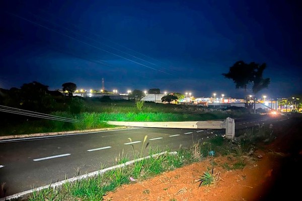 Caminhão derruba dois postes no bairro Céu Azul, foge e deixa moradores sem energia