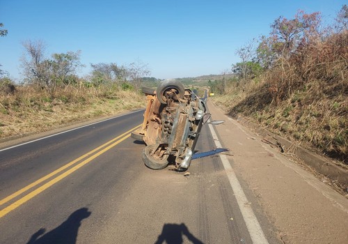 Motorista é preso após capotar veículo na MG 190 e deixar passageira gravemente ferida