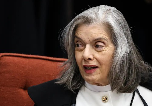 Cármen Lúcia forma maioria pela condenação de Bolsonaro e aliados