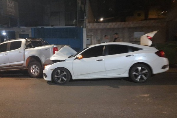 Motorista bate violentamente em caminhonete estacionada quando falava com a namorada pelo celular