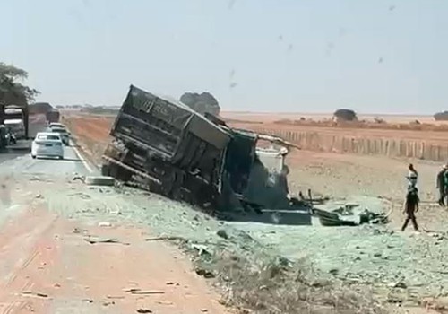 Caminhoneiro morre e outro fica ferido em batida violenta na MG 410