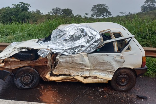 Carro bate de frente com caminhão em mais um trágico acidente na BR 365