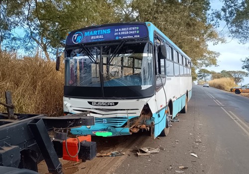 Acidente envolve ônibus, moto e mais dois carros na MG 230, em Patrocínio