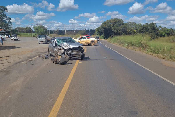 Carro e caminhonete batem de frente e motoristas ficam feridos na BR352; veja vídeo