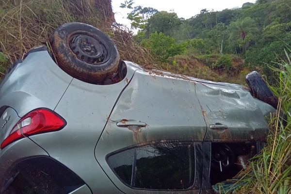Carro capota após motorista desviar de veículo que freou repentinamente na BR-352, em Lagoa Formosa