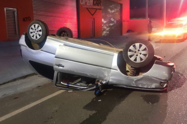 Condutor sem habilitação capota veículo na avenida Fátima Porto e sai ileso do acidente