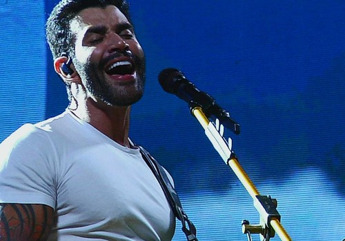 Gusttavo Lima rege um imenso coral na arena da Fenamilho 2025 com o sucesso "A noite"; veja ao vivo