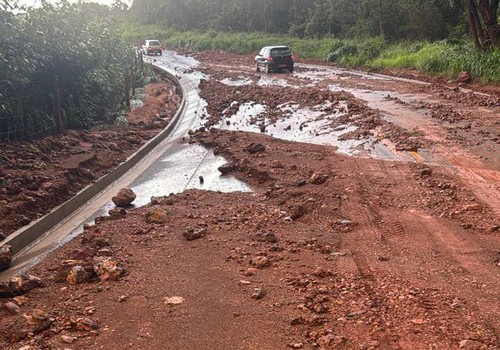 Temporal volta a causar transtornos e moradora se desespera ao ver sua casa sendo tomada pela água