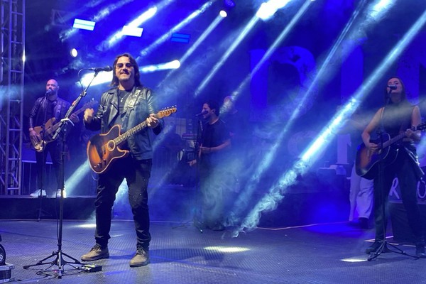 Dino Fonseca abre show na Fenapraça 2026 com o sucesso Suspicious Mind; veja ao vivo