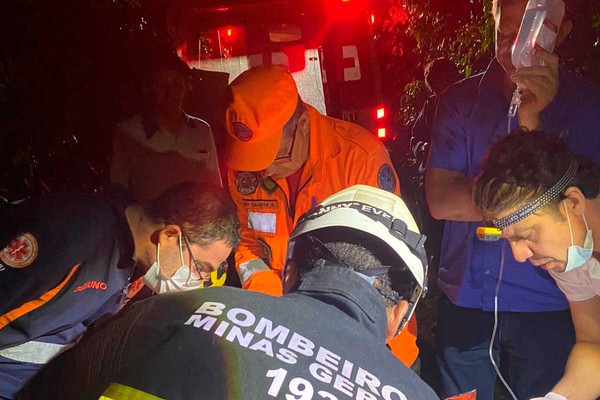 Jovem de 21 anos é resgatado com ferimentos graves após ficar com o braço preso em máquina agrícola