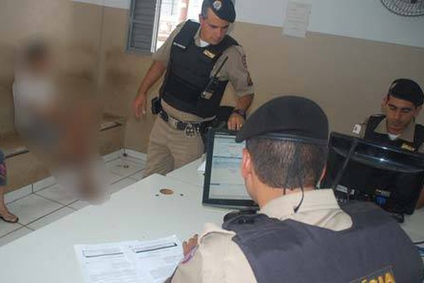 Com dois mandados judiciais em aberto, garoto é apreendido com droga