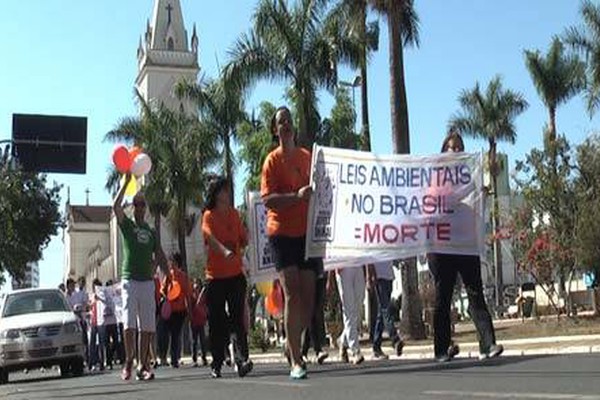 Marcha da Defesa Animal percorre Patos de Minas pedindo o fim dos maus tratos