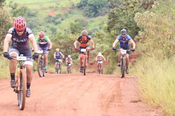 Debaixo de chuva, Desafio Tora Racing de Moutainbike testa o limite de competidores
