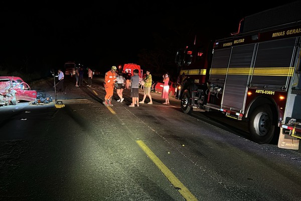 Sobe para cinco o número de mortes em tragédia com dois carros na BR 365