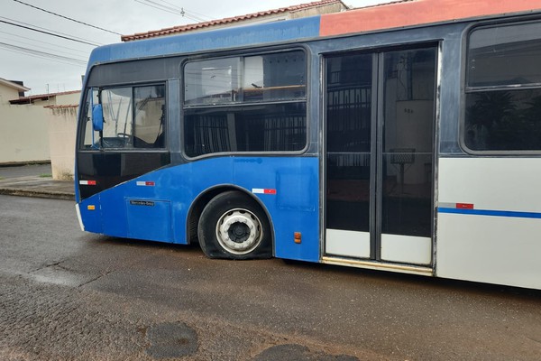 Moradores pedem providências para ônibus abandonado em rua no bairro Jardim Califórnia