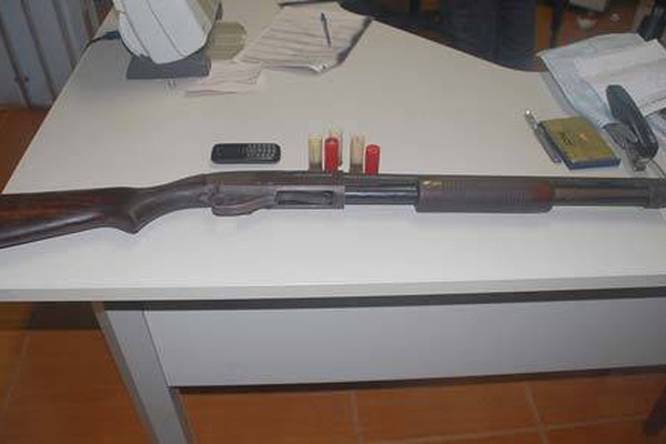 Um dos fugitivos de Campos Altos é preso com moto roubada e espingarda cal 12