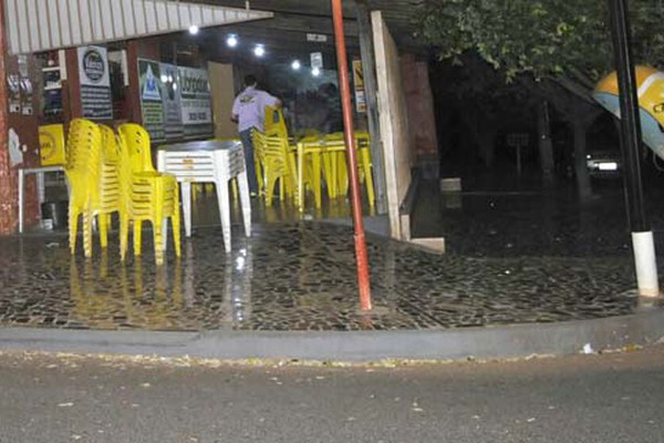 Assaltantes armados levam terror a bar e fazem mais de dez vítimas em Patos de Minas