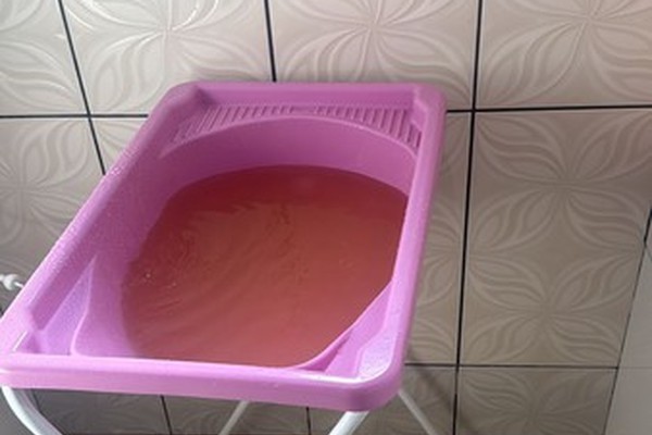 Moradores sofrem com água suja após falta d’água frequente no Residencial Monjolo
