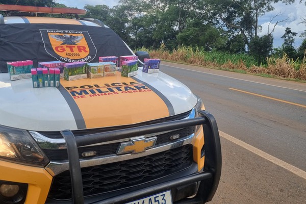 Polícia Rodoviária apreende 60 cigarros eletrônicos em ônibus na BR-146 em Patos de Minas