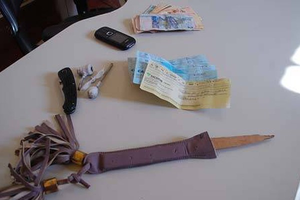 Mulheres pedem carona, rendem senhor com um chuço e roubam mais de R$ 10 mil