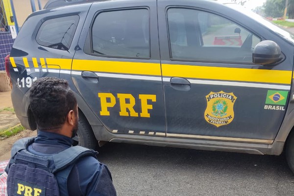 PRF nota nervosismo de passageiro de ônibus e encontra mala abarrotada de skunk, cocaína e haxixe na BR 365
