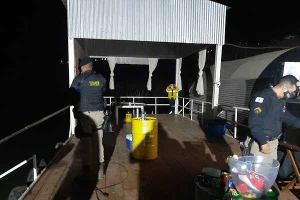 PM e Fiscais interditam "boate flutuante" com mais de 100 pessoas em Nova Ponte