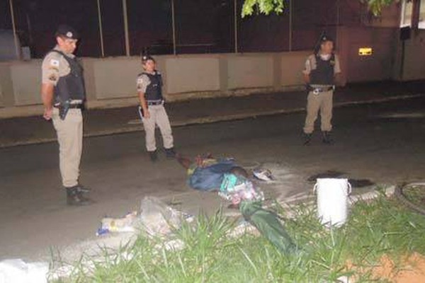 Ladrão é flagrado ao deixar local do crime e reclama: “que deselegante!”