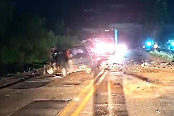 Batida frontal entre veículos de passeio deixa um morto e pelo menos três feridos na BR 365, em Patrocínio