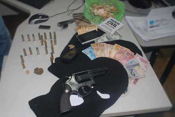 Mãe e filho são presos com armas, notas falsas e manual para esconder celulares