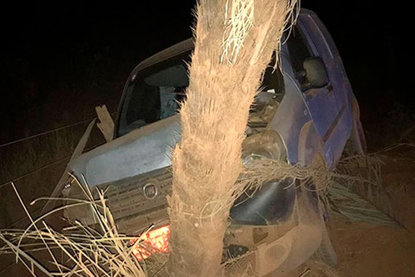 Motorista fica ferido ao sair da pista e bater em árvore na estrada que liga Tiros a Arapuá