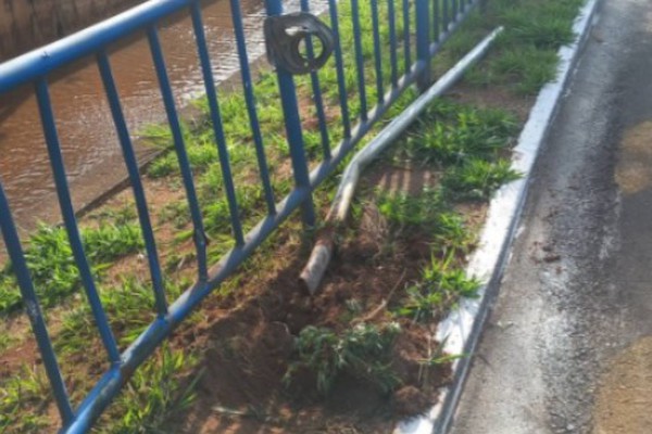 Após noitada, motorista acaba preso ao atingir grade de proteção do Córrego do Monjolo