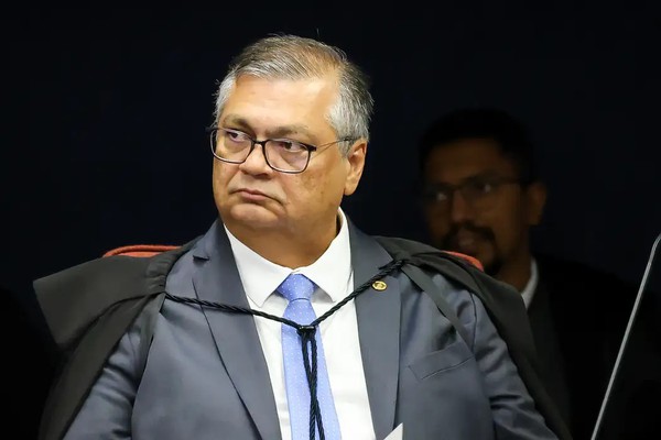 Ministro Flávio Dino afasta prefeito e vice de Macapá por suspeita de desvio de verba