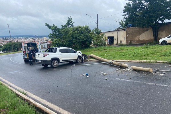Motorista perde controle de picape e bate em cheio em poste, em Patos de Minas